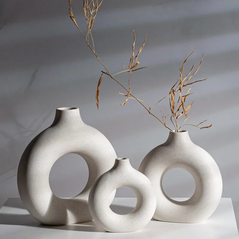 Nordic Ceramic Donut Vase – Modern Hollow Round Pampas Grass Vase for Living Room, Office, Bedroom & Minimalist Home Decor
